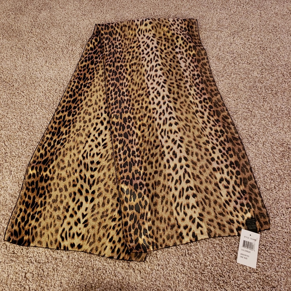 *NWT* Leopard print scarf